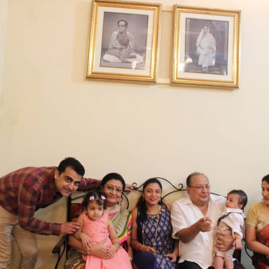 Dr Dipika Sur with her daughters_2C husband_2C son-in-law and grandchildren