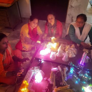 Women working on Electric jhalar_2C PC Varsha Singh